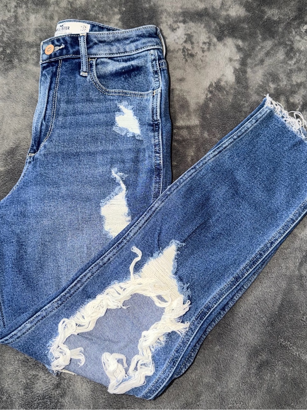 Hollister High-Rise Mom Jeans - Medium Blue